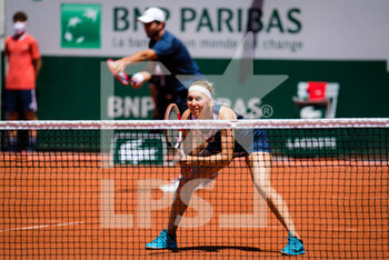 2021-06-10 - Elena Vesnina of Russia during the Mixed Doubles final with partner Aslan Karatsev at the Roland-Garros 2021, Grand Slam tennis tournament on June 10, 2021 at Roland-Garros stadium in Paris, France - Photo Rob Prange / Spain DPPI / DPPI - ROLAND-GARROS 2021, GRAND SLAM TENNIS TOURNAMENT - INTERNATIONALS - TENNIS