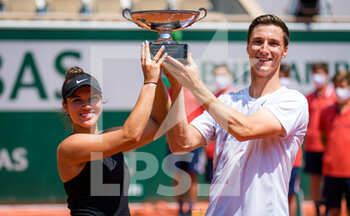 2021-06-10 - Desirae Krawczyk of the United States with partner Joe Salisbury after winning the Mixed Doubles Final at the Roland-Garros 2021, Grand Slam tennis tournament on June 10, 2021 at Roland-Garros stadium in Paris, France - Photo Rob Prange / Spain DPPI / DPPI - ROLAND-GARROS 2021, GRAND SLAM TENNIS TOURNAMENT - INTERNATIONALS - TENNIS