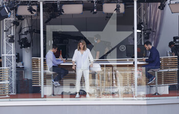2021-06-10 - Amelie Mauresmo watches from Amazon Prime TV set the ceremony of the FFT paying tribute to Pauline Parmentier for the end of her carreer during the Roland-Garros 2021, Grand Slam tennis tournament on June 10, 2021 at Roland-Garros stadium in Paris, France - Photo Nicol Knightman / DPPI - ROLAND-GARROS 2021, GRAND SLAM TENNIS TOURNAMENT - INTERNATIONALS - TENNIS