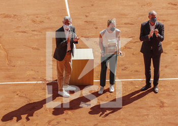 2021-06-10 - FFT pay tribute to Pauline Parmentier for the end of her carreer, Gilles Moretton (Pdt FFT), Pauline Parmentier and Guy Forget (Director of the tournament) during the Roland-Garros 2021, Grand Slam tennis tournament on June 10, 2021 at Roland-Garros stadium in Paris, France - Photo Nicol Knightman / DPPI - ROLAND-GARROS 2021, GRAND SLAM TENNIS TOURNAMENT - INTERNATIONALS - TENNIS