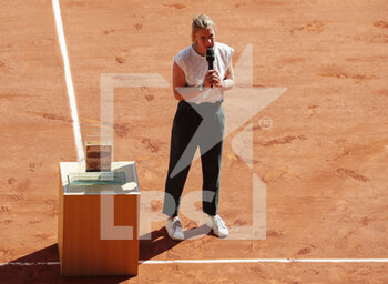 2021-06-10 - Pauline Parmentier during the ceremony of the FFT to pay tribute for her career during the Roland-Garros 2021, Grand Slam tennis tournament on June 10, 2021 at Roland-Garros stadium in Paris, France - Photo Nicol Knightman / DPPI - ROLAND-GARROS 2021, GRAND SLAM TENNIS TOURNAMENT - INTERNATIONALS - TENNIS