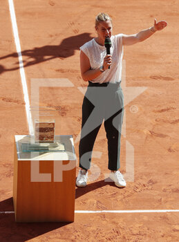 2021-06-10 - Pauline Parmentier during the ceremony of the FFT to pay tribute for her career during the Roland-Garros 2021, Grand Slam tennis tournament on June 10, 2021 at Roland-Garros stadium in Paris, France - Photo Nicol Knightman / DPPI - ROLAND-GARROS 2021, GRAND SLAM TENNIS TOURNAMENT - INTERNATIONALS - TENNIS