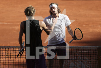2021-06-11 - Stefanos Tsitsipas of Greece hugs Alexander Sascha Zverev of Germany (left) after his semi-final victory during day 13 of Roland-Garros 2021, French Open 2021, a Grand Slam tennis tournament on June 11, 2021 at Roland-Garros stadium in Paris, France - Photo Jean Catuffe / DPPI - ROLAND-GARROS 2021, FRENCH OPEN 2021, A GRAND SLAM TENNIS TOURNAMENT - INTERNATIONALS - TENNIS