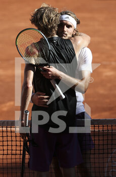 2021-06-11 - Stefanos Tsitsipas of Greece hugs Alexander Sascha Zverev of Germany (left) after his semi-final victory during day 13 of Roland-Garros 2021, French Open 2021, a Grand Slam tennis tournament on June 11, 2021 at Roland-Garros stadium in Paris, France - Photo Jean Catuffe / DPPI - ROLAND-GARROS 2021, FRENCH OPEN 2021, A GRAND SLAM TENNIS TOURNAMENT - INTERNATIONALS - TENNIS