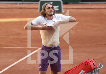 2021-06-11 - Shirtless Stefanos Tsitsipas of Greece following his semi-final victory against Alexander Sascha Zverev of Germany during day 13 of Roland-Garros 2021, French Open 2021, a Grand Slam tennis tournament on June 11, 2021 at Roland-Garros stadium in Paris, France - Photo Jean Catuffe / DPPI - ROLAND-GARROS 2021, FRENCH OPEN 2021, A GRAND SLAM TENNIS TOURNAMENT - INTERNATIONALS - TENNIS