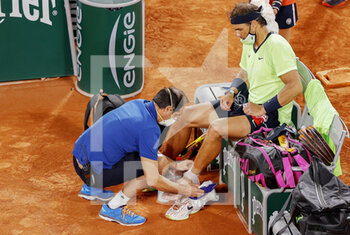 2021-06-11 - Rafael Nadal of Spain has his strapping removed during the semi-final against Novak Djokovic of Serbia at the Roland-Garros 2021, Grand Slam tennis tournament on June 11, 2021 at Roland-Garros stadium in Paris, France - Photo Nicol Knightman / DPPI - ROLAND-GARROS 2021, FRENCH OPEN 2021, A GRAND SLAM TENNIS TOURNAMENT - INTERNATIONALS - TENNIS
