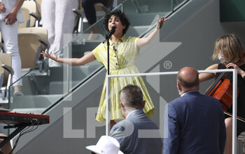 2021-06-12 - Barbara Pravi singing 'Voila' before the trophy ceremony of the Women's Singles final during day 14 of Roland-Garros 2021, French Open 2021, a Grand Slam tennis tournament on June 12, 2021 at Roland-Garros stadium in Paris, France - Photo Jean Catuffe / DPPI - ROLAND-GARROS 2021, FRENCH OPEN 2021, A GRAND SLAM TENNIS TOURNAMENT - INTERNATIONALS - TENNIS