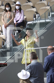 2021-06-12 - Barbara Pravi singing 'Voila' before the trophy ceremony of the Women's Singles final during day 14 of Roland-Garros 2021, French Open 2021, a Grand Slam tennis tournament on June 12, 2021 at Roland-Garros stadium in Paris, France - Photo Jean Catuffe / DPPI - ROLAND-GARROS 2021, FRENCH OPEN 2021, A GRAND SLAM TENNIS TOURNAMENT - INTERNATIONALS - TENNIS