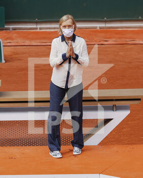 2021-06-12 - Martina Navratilova at the women's trophy ceremony during the Roland-Garros 2021, Grand Slam tennis tournament on June 12, 2021 at Roland-Garros stadium in Paris, France - Photo Nicol Knightman / DPPI - ROLAND-GARROS 2021, FRENCH OPEN 2021, A GRAND SLAM TENNIS TOURNAMENT - INTERNATIONALS - TENNIS