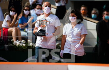 2021-06-12 - Two caregivers from Raymond Poincaré Hospital bring the trophy Coupe Suzanne Lenglen at the Roland-Garros 2021, Grand Slam tennis tournament on June 12, 2021 at Roland-Garros stadium in Paris, France - Photo Rob Prange / Spain DPPI / DPPI - ROLAND-GARROS 2021, FRENCH OPEN 2021, A GRAND SLAM TENNIS TOURNAMENT - INTERNATIONALS - TENNIS