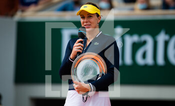 2021-06-12 - Anastasia Pavlyuchenkova of Russia during the trophy ceremony after losing the final of the Roland-Garros 2021, Grand Slam tennis tournament on June 12, 2021 at Roland-Garros stadium in Paris, France - Photo Rob Prange / Spain DPPI / DPPI - ROLAND-GARROS 2021, FRENCH OPEN 2021, A GRAND SLAM TENNIS TOURNAMENT - INTERNATIONALS - TENNIS