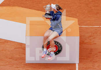 2021-06-12 - Barbora Krejcikova of Czech Republic poses for photographers with the trophy during the Roland-Garros 2021, Grand Slam tennis tournament on June 12, 2021 at Roland-Garros stadium in Paris, France - Photo Nicol Knightman / DPPI - ROLAND-GARROS 2021, FRENCH OPEN 2021, A GRAND SLAM TENNIS TOURNAMENT - INTERNATIONALS - TENNIS