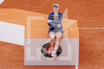 2021-06-12 - Barbora Krejcikova of Czech Republic poses for photographers with the trophy during the Roland-Garros 2021, Grand Slam tennis tournament on June 12, 2021 at Roland-Garros stadium in Paris, France - Photo Nicol Knightman / DPPI - ROLAND-GARROS 2021, FRENCH OPEN 2021, A GRAND SLAM TENNIS TOURNAMENT - INTERNATIONALS - TENNIS