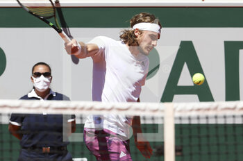 2021-06-13 - Stefanos Tsitsipas of Greece during the men's final on day 15 of Roland-Garros 2021, French Open 2021, a Grand Slam tennis tournament on June 13, 2021 at Roland-Garros stadium in Paris, France - Photo Jean Catuffe / DPPI - ROLAND-GARROS 2021, FRENCH OPEN 2021, A GRAND SLAM TENNIS TOURNAMENT - INTERNATIONALS - TENNIS