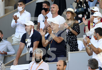 2021-06-13 - From left, Miljan Amanovic, physio of Novak Djokovic of Serbia, his coach Marian Vajda, his wife Jelena Djokovic celebrate following Novak's victory in the men's final on day 15 of Roland-Garros 2021, French Open 2021, a Grand Slam tennis tournament on June 13, 2021 at Roland-Garros stadium in Paris, France - Photo Jean Catuffe / DPPI - ROLAND-GARROS 2021, FRENCH OPEN 2021, A GRAND SLAM TENNIS TOURNAMENT - INTERNATIONALS - TENNIS