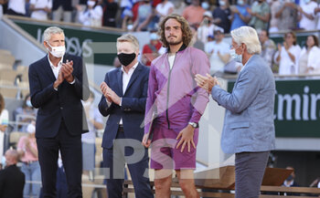 2021-06-13 - From left, President of French Tennis Federation FFT Gilles Moretton, Jim Courier, finalist Stefanos Tsitsipas of Greece, Bjorn Borg during the trophy ceremony of the men's final on day 15 of Roland-Garros 2021, French Open 2021, a Grand Slam tennis tournament on June 13, 2021 at Roland-Garros stadium in Paris, France - Photo Jean Catuffe / DPPI - ROLAND-GARROS 2021, FRENCH OPEN 2021, A GRAND SLAM TENNIS TOURNAMENT - INTERNATIONALS - TENNIS