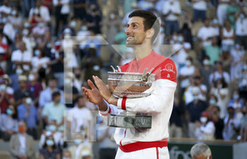 2021-06-13 - Novak Djokovic of Serbia celebrates winning the men's final against Stefanos Tsitsipas of Greece during the trophy ceremony on day 15 of Roland-Garros 2021, French Open 2021, a Grand Slam tennis tournament on June 13, 2021 at Roland-Garros stadium in Paris, France - Photo Jean Catuffe / DPPI - ROLAND-GARROS 2021, FRENCH OPEN 2021, A GRAND SLAM TENNIS TOURNAMENT - INTERNATIONALS - TENNIS