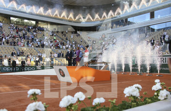 2021-06-13 - From left, President of French Tennis Federation FFT Gilles Moretton, Jim Courier, finalist Stefanos Tsitsipas of Greece, Bjorn Borg, winner Novak Djokovic of Serbia during the trophy ceremony of the men's final on day 15 of Roland-Garros 2021, French Open 2021, a Grand Slam tennis tournament on June 13, 2021 at Roland-Garros stadium in Paris, France - Photo Jean Catuffe / DPPI - ROLAND-GARROS 2021, FRENCH OPEN 2021, A GRAND SLAM TENNIS TOURNAMENT - INTERNATIONALS - TENNIS