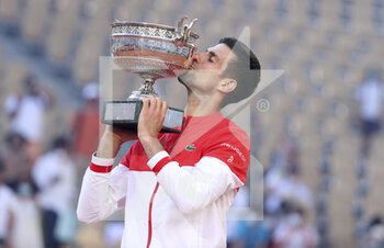 2021-06-13 - Novak Djokovic of Serbia celebrates winning the men's final against Stefanos Tsitsipas of Greece during the trophy ceremony on day 15 of Roland-Garros 2021, French Open 2021, a Grand Slam tennis tournament on June 13, 2021 at Roland-Garros stadium in Paris, France - Photo Jean Catuffe / DPPI - ROLAND-GARROS 2021, FRENCH OPEN 2021, A GRAND SLAM TENNIS TOURNAMENT - INTERNATIONALS - TENNIS