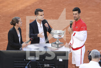 2021-06-13 - Winner Novak Djokovic of Serbia anwers to Justine Henin and Laurent Luyat of France Televisions and Stade 2 following his victory in the men's final on day 15 of Roland-Garros 2021, French Open 2021, a Grand Slam tennis tournament on June 13, 2021 at Roland-Garros stadium in Paris, France - Photo Jean Catuffe / DPPI - ROLAND-GARROS 2021, FRENCH OPEN 2021, A GRAND SLAM TENNIS TOURNAMENT - INTERNATIONALS - TENNIS