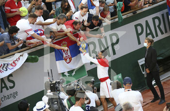 2021-06-13 - Winner Novak Djokovic salutes his fans of Serbia following his victory in the men's final on day 15 of Roland-Garros 2021, French Open 2021, a Grand Slam tennis tournament on June 13, 2021 at Roland-Garros stadium in Paris, France - Photo Jean Catuffe / DPPI - ROLAND-GARROS 2021, FRENCH OPEN 2021, A GRAND SLAM TENNIS TOURNAMENT - INTERNATIONALS - TENNIS
