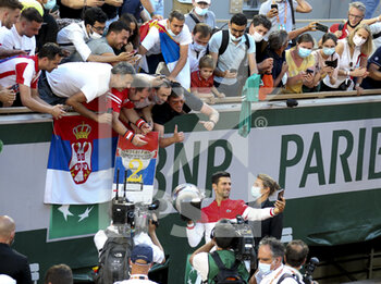 2021-06-13 - Winner Novak Djokovic takes a selfie with his fans of Serbia following his victory in the men's final on day 15 of Roland-Garros 2021, French Open 2021, a Grand Slam tennis tournament on June 13, 2021 at Roland-Garros stadium in Paris, France - Photo Jean Catuffe / DPPI - ROLAND-GARROS 2021, FRENCH OPEN 2021, A GRAND SLAM TENNIS TOURNAMENT - INTERNATIONALS - TENNIS
