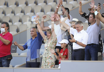 2021-06-13 - Parents of Novak Djokovic of Serbia - Srdjan Djokovic and Dijana Djokovic with family and friends celebrate Novak's victory in the men's final on day 15 of Roland-Garros 2021, French Open 2021, a Grand Slam tennis tournament on June 13, 2021 at Roland-Garros stadium in Paris, France - Photo Jean Catuffe / DPPI - ROLAND-GARROS 2021, FRENCH OPEN 2021, A GRAND SLAM TENNIS TOURNAMENT - INTERNATIONALS - TENNIS