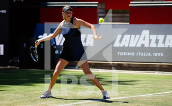 2021-06-14 - Amanda Anisimova of the United States in action against Alize Cornet of France during the first round of the 2021 bett1open WTA 500 tennis tournament on June 14, 2021 at Rot-Weiss Tennis Club in Berlin, Germany - Photo Rob Prange / Spain DPPI / DPPI - 2021 BETT1OPEN WTA 500 TENNIS TOURNAMENT - INTERNATIONALS - TENNIS