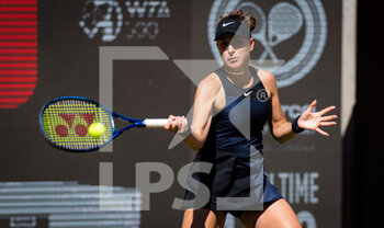 2021-06-14 - Belinda Bencic of Switzerland in action against Jule Niemeier of Germany during the first round of the 2021 bett1open WTA 500 tennis tournament on June 14, 2021 at Rot-Weiss Tennis Club in Berlin, Germany - Photo Rob Prange / Spain DPPI / DPPI - 2021 BETT1OPEN WTA 500 TENNIS TOURNAMENT - INTERNATIONALS - TENNIS