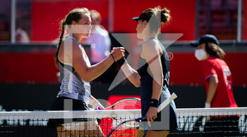 2021-06-14 - Jule Niemeier of Germany and Belinda Bencic of Switzerland after the first round of the 2021 bett1open WTA 500 tennis tournament on June 14, 2021 at Rot-Weiss Tennis Club in Berlin, Germany - Photo Rob Prange / Spain DPPI / DPPI - 2021 BETT1OPEN WTA 500 TENNIS TOURNAMENT - INTERNATIONALS - TENNIS