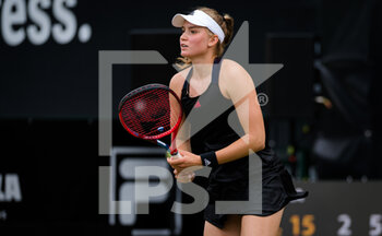 2021-06-15 - Elena Rybakina of Kazakhstan in action against Shelby Rogers of the United States during the first round of the 2021 bett1open WTA 500 tennis tournament on June 15, 2021 at Rot-Weiss Tennis Club in Berlin, Germany - Photo Rob Prange / Spain DPPI / DPPI - 2021 BETT1OPEN WTA 500 TENNIS TOURNAMENT - INTERNATIONALS - TENNIS