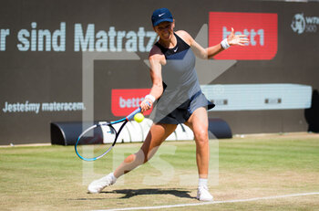 2021-06-17 - Victoria Azarenka of Belarus in action against Angelique Kerber of Germany during her second round match at the 2021 bett1open WTA 500 tennis tournament on June 17, 2021 at Rot-Weiss Tennis Club in Berlin, Germany - Photo Rob Prange / Spain DPPI / DPPI - 2021 BETT1OPEN WTA 500 TENNIS TOURNAMENT - INTERNATIONALS - TENNIS