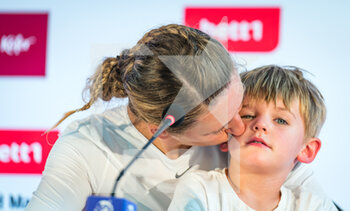2021-06-17 - Victoria Azarenka of Belarus with son Leo during her post-match press conference after her second round match against Angelique Kerber of Germany at the 2021 bett1open WTA 500 tennis tournament on June 17, 2021 at Rot-Weiss Tennis Club in Berlin, Germany - Photo Rob Prange / Spain DPPI / DPPI - 2021 BETT1OPEN WTA 500 TENNIS TOURNAMENT - INTERNATIONALS - TENNIS