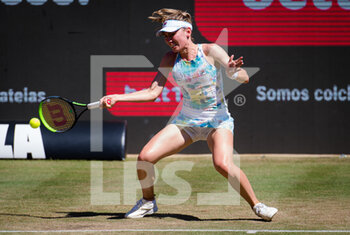 2021-06-18 - Ekaterina Alexandrova of Russia in action against Belinda Bencic of Switzerland during the quarter-final of the 2021 bett1open WTA 500 tennis tournament on June 18, 2021 at Rot-Weiss Tennis Club in Berlin, Germany - Photo Rob Prange / Spain DPPI / DPPI - 2021 BETT1OPEN WTA 500 TENNIS TOURNAMENT - INTERNATIONALS - TENNIS