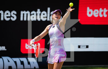 2021-06-19 - Alize Cornet of France in action against Belinda Bencic of Switzerland during the semi-final of the 2021 bett1open WTA 500 tennis tournament on June 19, 2021 at Rot-Weiss Tennis Club in Berlin, Germany - Photo Rob Prange / Spain DPPI / DPPI - 2021 BETT1OPEN WTA 500 TENNIS TOURNAMENT - INTERNATIONALS - TENNIS