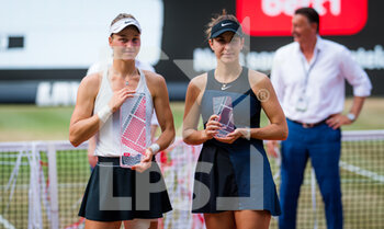 2021-06-20 - Liudmilla Samsonova of Russia and Belinda Bencic of Switzerland with their trophies after the final of the 2021 bett1open WTA 500 tennis tournament on June 20, 2021 at Rot-Weiss Tennis Club in Berlin, Germany - Photo Rob Prange / Spain DPPI / DPPI - 2021 BETT1OPEN WTA 500 TENNIS TOURNAMENT - INTERNATIONALS - TENNIS