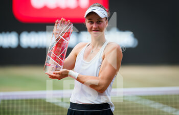 2021-06-20 - Liudmilla Samsonova of Russia with the champions trophy after winning against Belinda Bencic of Switzerland the final of the 2021 bett1open WTA 500 tennis tournament on June 20, 2021 at Rot-Weiss Tennis Club in Berlin, Germany - Photo Rob Prange / Spain DPPI / DPPI - 2021 BETT1OPEN WTA 500 TENNIS TOURNAMENT - INTERNATIONALS - TENNIS