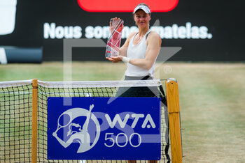 2021-06-20 - Liudmilla Samsonova of Russia with the champions trophy after winning against Belinda Bencic of Switzerland the final of the 2021 bett1open WTA 500 tennis tournament on June 20, 2021 at Rot-Weiss Tennis Club in Berlin, Germany - Photo Rob Prange / Spain DPPI / DPPI - 2021 BETT1OPEN WTA 500 TENNIS TOURNAMENT - INTERNATIONALS - TENNIS