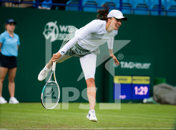 2021-06-22 - Iga Swiatek of Poland in action against Heather Watson of Great Britain during the first round at the 2021 Viking International WTA 500 tennis tournament on June 22, 2021 at Devonshire Park Tennis in Eastbourne, England - Photo Rob Prange / Spain DPPI / DPPI - 2021 VIKING INTERNATIONAL WTA 500 TENNIS TOURNAMENT - INTERNATIONALS - TENNIS