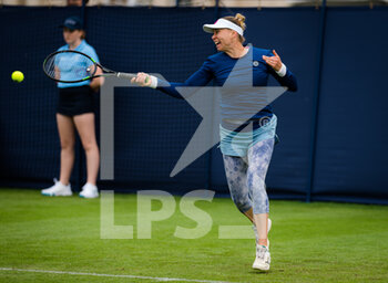 2021-06-22 - Vera Zvonareva of Russia in action against Daria Kasatkina of Russia during the first round at the 2021 Viking International WTA 500 tennis tournament on June 22, 2021 at Devonshire Park Tennis in Eastbourne, England - Photo Rob Prange / Spain DPPI / DPPI - 2021 VIKING INTERNATIONAL WTA 500 TENNIS TOURNAMENT - INTERNATIONALS - TENNIS