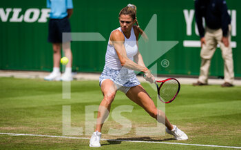 2021-06-23 - Camila Giorgi of Italy in action against Shellby Rogers of United States during her second round match at the 2021 Viking International WTA 500 tennis tournament on June 23, 2021 at Devonshire Park Tennis in Eastbourne, England - Photo Rob Prange / Spain DPPI / DPPI - 2021 VIKING INTERNATIONAL WTA 500 TENNIS TOURNAMENT - INTERNATIONALS - TENNIS