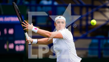 2021-06-23 - Ons Jabeur of Tunisia in action against Jelena Ostapenko of Latvia during the second round at the 2021 Viking International WTA 500 tennis tournament on June 23, 2021 at Devonshire Park Tennis in Eastbourne, England - Photo Rob Prange / Spain DPPI / DPPI - 2021 VIKING INTERNATIONAL WTA 500 TENNIS TOURNAMENT - INTERNATIONALS - TENNIS