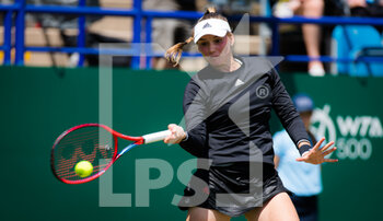 2021-06-23 - Elena Rybakina of Kazakhstan in action against Elina Svitolina of the Ukraine during the second round at the 2021 Viking International WTA 500 tennis tournament on June 23, 2021 at Devonshire Park Tennis in Eastbourne, England - Photo Rob Prange / Spain DPPI / DPPI - 2021 VIKING INTERNATIONAL WTA 500 TENNIS TOURNAMENT - INTERNATIONALS - TENNIS