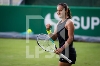 2021-06-23 - Daria Kasatkina of Russia in action against Iga Swiatek of Poland during her second-round match at the 2021 Viking International WTA 500 tennis tournament on June 23, 2021 at Devonshire Park Tennis in Eastbourne, England - Photo Rob Prange / Spain DPPI / DPPI - 2021 VIKING INTERNATIONAL WTA 500 TENNIS TOURNAMENT - INTERNATIONALS - TENNIS
