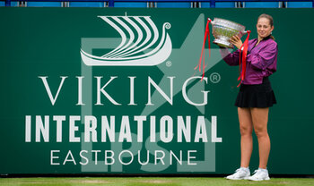 2021-06-26 - Jelena Ostapenko of Latvia with the champions trophy after winning the final of the 2021 Viking International WTA 500 tennis tournament on June 26, 2021 at Devonshire Park Tennis in Eastbourne, England - Photo Rob Prange / Spain DPPI / DPPI - 2021 VIKING INTERNATIONAL WTA 500 TENNIS TOURNAMENT - INTERNATIONALS - TENNIS
