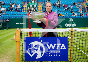 2021-06-26 - Jelena Ostapenko of Latvia with the champions trophy after winning the final of the 2021 Viking International WTA 500 tennis tournament on June 26, 2021 at Devonshire Park Tennis in Eastbourne, England - Photo Rob Prange / Spain DPPI / DPPI - 2021 VIKING INTERNATIONAL WTA 500 TENNIS TOURNAMENT - INTERNATIONALS - TENNIS