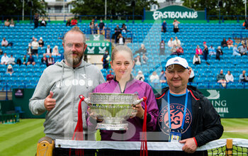 2021-06-26 - Jelena Ostapenko of Latvia and her team with the champions trophy after the final of the 2021 Viking International WTA 500 tennis tournament on June 26, 2021 at Devonshire Park Tennis in Eastbourne, England - Photo Rob Prange / Spain DPPI / DPPI - 2021 VIKING INTERNATIONAL WTA 500 TENNIS TOURNAMENT - INTERNATIONALS - TENNIS