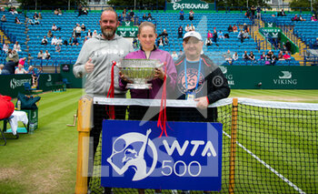 2021-06-26 - Jelena Ostapenko of Latvia and her team with the champions trophy after the final of the 2021 Viking International WTA 500 tennis tournament on June 26, 2021 at Devonshire Park Tennis in Eastbourne, England - Photo Rob Prange / Spain DPPI / DPPI - 2021 VIKING INTERNATIONAL WTA 500 TENNIS TOURNAMENT - INTERNATIONALS - TENNIS