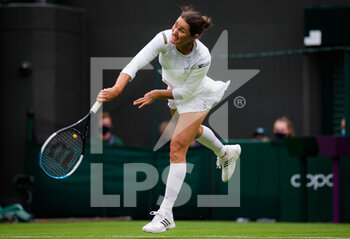 2021-06-28 - Monica Niculescu of Romania in action against Aryna Sabalenka of Belarus during the first round of The Championships Wimbledon 2021, Grand Slam tennis tournament on June 28, 2021 at All England Lawn Tennis and Croquet Club in London, England - Photo Rob Prange / Spain DPPI / DPPI - WIMBLEDON 2021, GRAND SLAM TENNIS TOURNAMENT - INTERNATIONALS - TENNIS