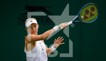 2021-06-28 - Katie Swan of Great Britain in action against Madison Keys of the United States during the first round of The Championships Wimbledon 2021, Grand Slam tennis tournament on June 28, 2021 at All England Lawn Tennis and Croquet Club in London, England - Photo Rob Prange / Spain DPPI / DPPI - WIMBLEDON 2021, GRAND SLAM TENNIS TOURNAMENT - INTERNATIONALS - TENNIS
